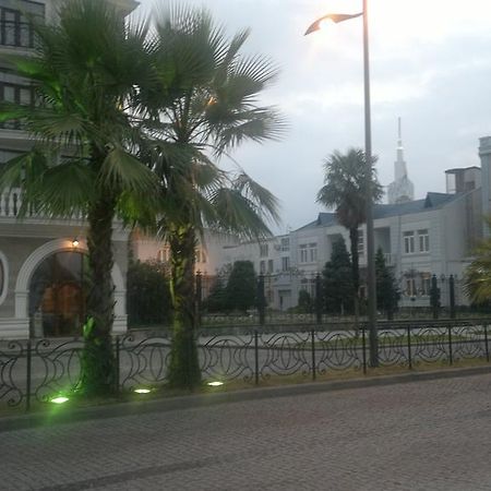 Nini'S Apartments Batumi Bagian luar foto