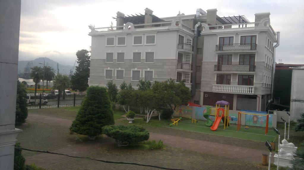 Nini'S Apartments Batumi Bagian luar foto